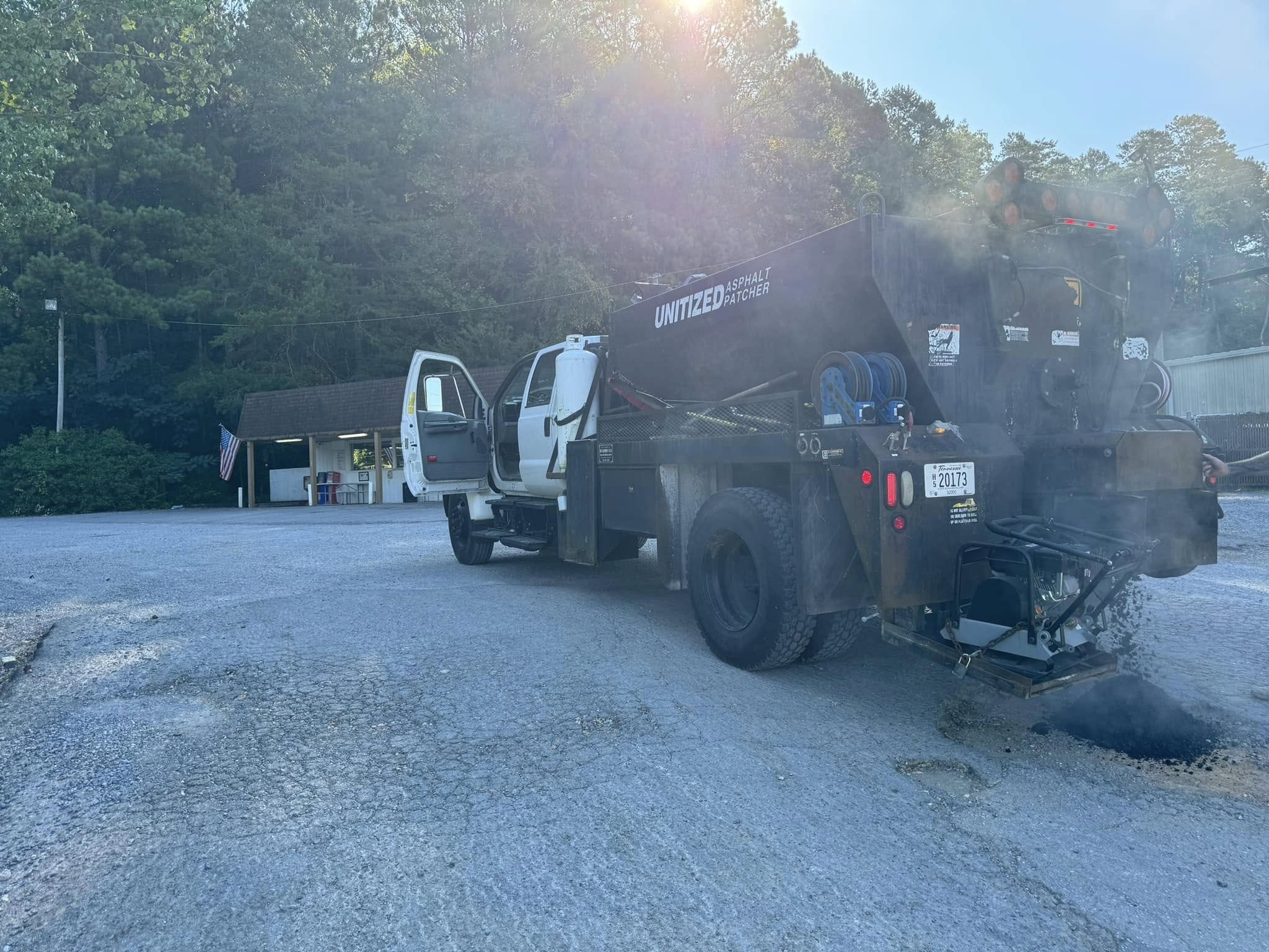 Asphalt repair truck